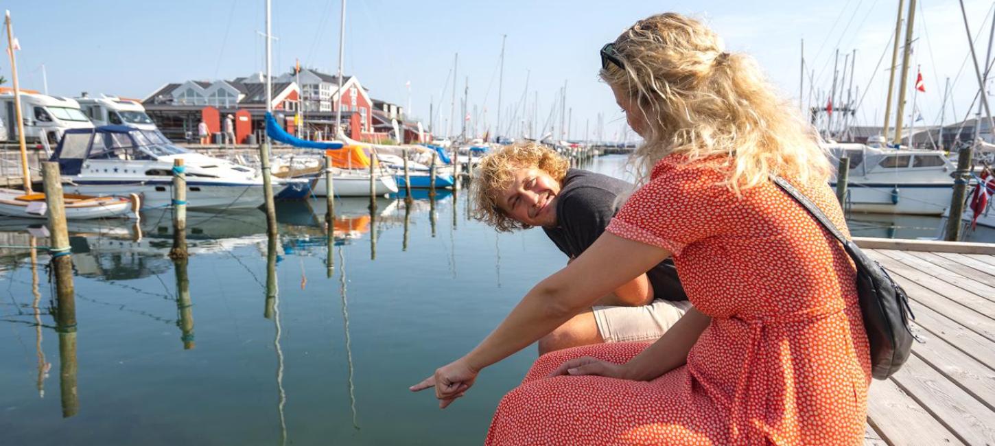 Par hygger sig på havnen i Danmarks hyggeligste havneby, Juelsminde  - en del af Destination Kystlandet