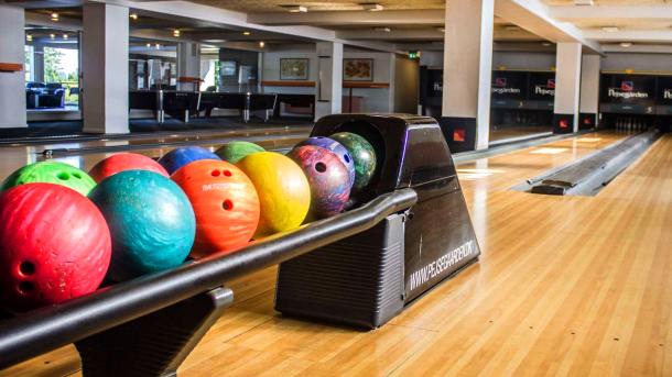 Bowlingkugler klar til kamp på bowlingbanen hos Hotel Pejsegården i Brædstrup i Destination Kystlandet