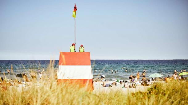 Livreddertårn ved Saksild Strand med gæster på stranden