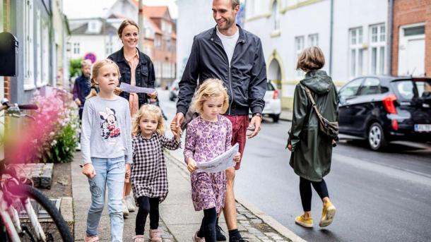 Familie på skattejagt i Odders gader - en del af Destination Kystlandet